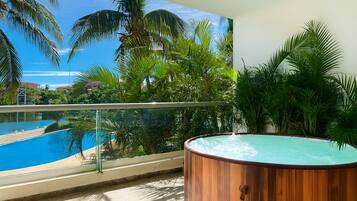 Deluxe Condo, Canal View | Private spa tub