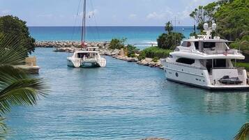 Playa privada, playa de arena blanca, camastros y sombrillas