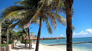 Private beach, white sand, sun-loungers, beach umbrellas - High-End Waterfront Condo Secrets Waters (Puerto Aventuras)