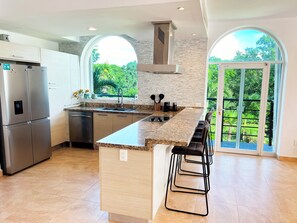 Private kitchen - High-End Waterfront Condo Secrets Waters (Puerto Aventuras)