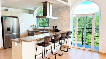 Condo Deluxe, vista al canal | Cocina privada | Refrigerador con congelador, microondas, horno y parrilla de estufa