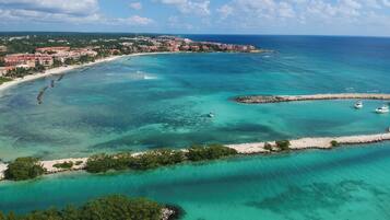 Playa privada, playa de arena blanca, camastros y sombrillas