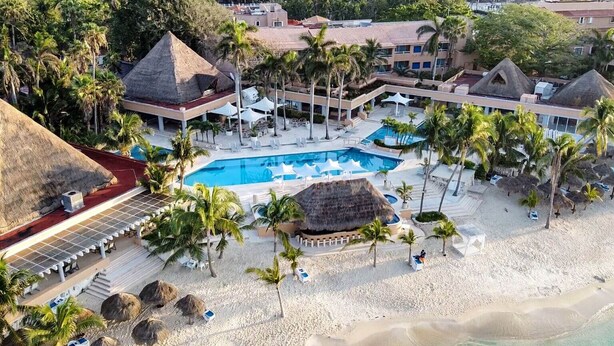 Private beach, white sand, sun-loungers, beach umbrellas - High-End Waterfront Condo Secrets Waters (Puerto Aventuras)