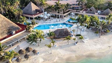 Playa privada, playa de arena blanca, camastros y sombrillas