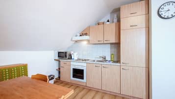 Kühlschrank, Mikrowelle, Ofen, Kochgeschirr/Geschirr/Besteck