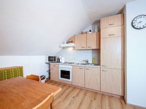 Frigorifero, microonde, forno, pentole/stoviglie/utensili