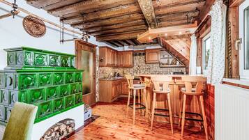 Kühlschrank, Mikrowelle, Ofen, Kochgeschirr/Geschirr/Besteck