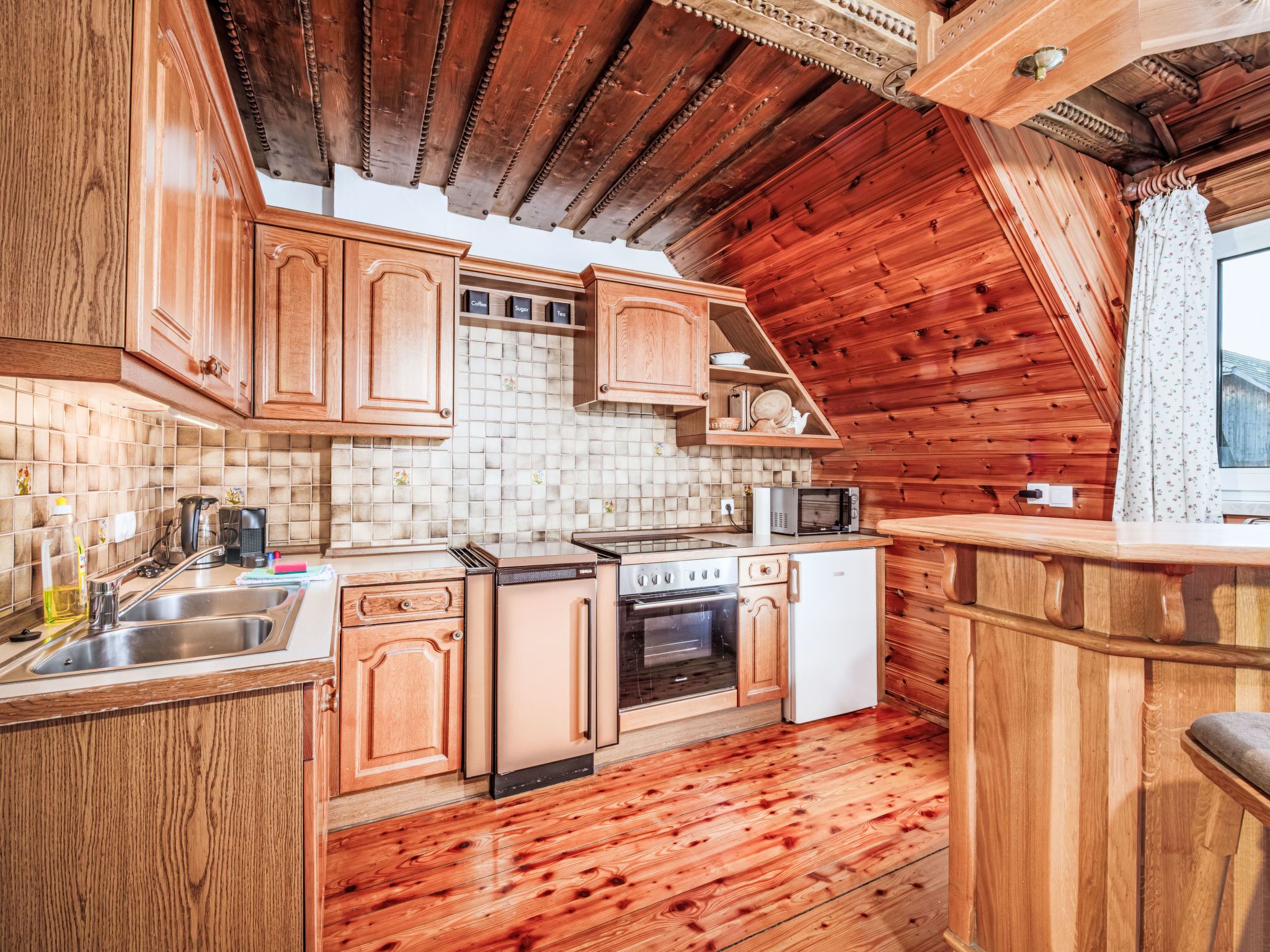 Kühlschrank, Mikrowelle, Ofen, Kochgeschirr/Geschirr/Besteck