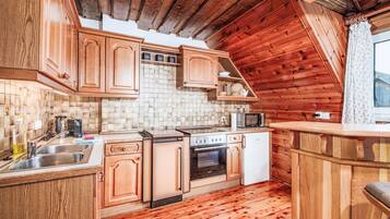 Kühlschrank, Mikrowelle, Ofen, Kochgeschirr/Geschirr/Besteck