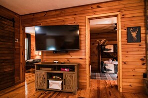 3 室のベッドルーム、旅行用ベビーベッド、WiFi、ベッドシーツ