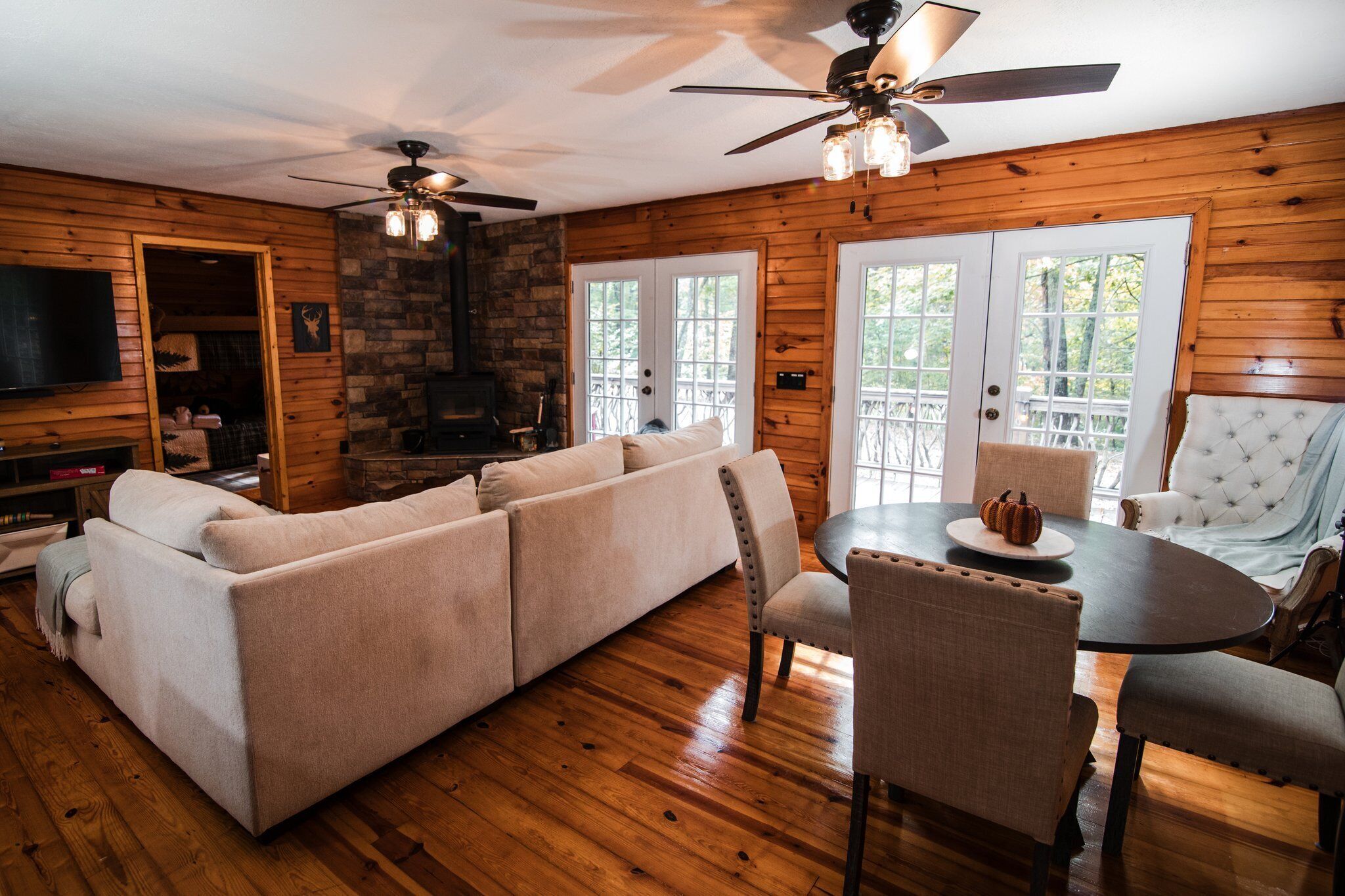 Smart-TV, Kamin, Tischtennisplatte, Stereoanlage