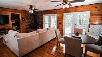 Smart-TV, Kamin, Tischtennisplatte, Stereoanlage