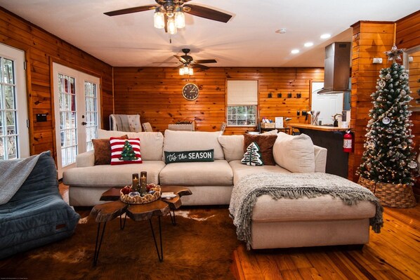 Smart TV, chimenea, tenis de mesa y estéreo 