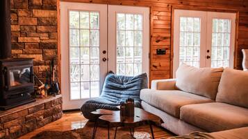 Smart TV, fireplace, table tennis, stereo