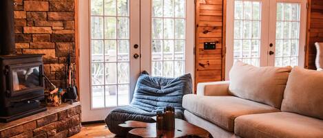 Smart TV, chimenea, tenis de mesa y estéreo