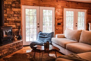 スマートテレビ、暖炉、卓球台、ステレオ