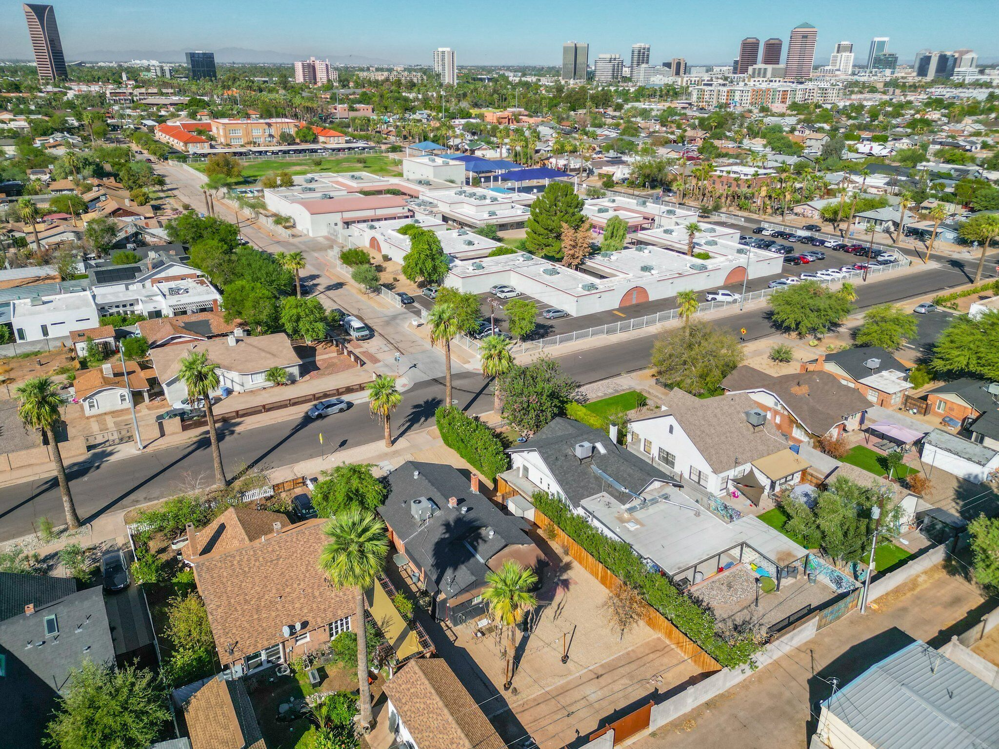 Vue aérienne d’un quartier résidentiel avec différents bâtiments, des rues et des espaces verts.