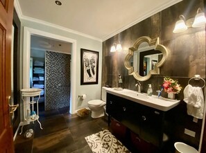تجهيزات دش، مجففات شعر، مراحيض شطف، مناشف