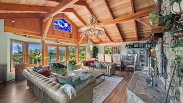 Smart-TV, Kamin, BĂŒcher, Stereoanlage