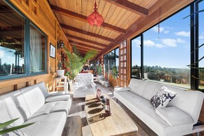 Smart TV, fireplace, books, stereo - Come visit the Lodge at Freestone (Sebastopol)