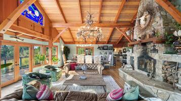 Smart-TV, Kamin, BĂŒcher, Stereoanlage