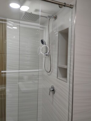 Secador de cabelo, toalhas de banho, sabonete, papel higiênico