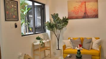 Smart TV, libros y monitor de computadora