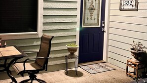 Ett hus med en mörkblå ytterdörr, en välkomstmatta och en brevlåda med nummer 332.