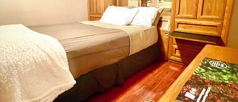 2 chambres, bureau, fer et planche à repasser, lit parapluie