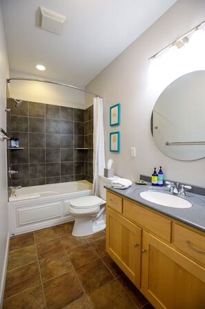 淋浴设施、按摩浴缸、吹风机、毛巾