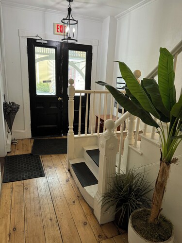 Charming studio  apartment in lovely down town Salem with WiFi & Cable 