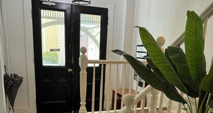 Charming studio apartment in lovely down town Salem with WiFi & Cable