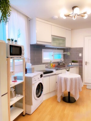 Private kitchen - 2-bedroom apartment in enjoyable Seoul,Itaewon with WiFi, AC (Seoul)