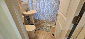 Douche, séchoir à cheveux, serviettes fournies, savon