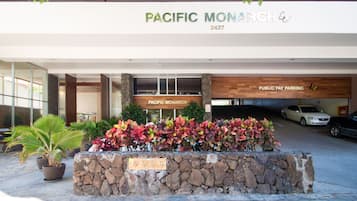 Parking sans voiturier (35 USD par jour)