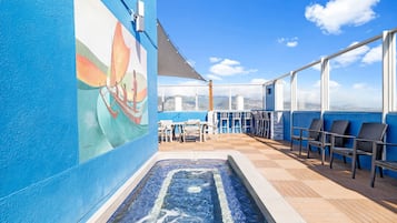 Utomhuspool, uppvärmd pool och solstolar