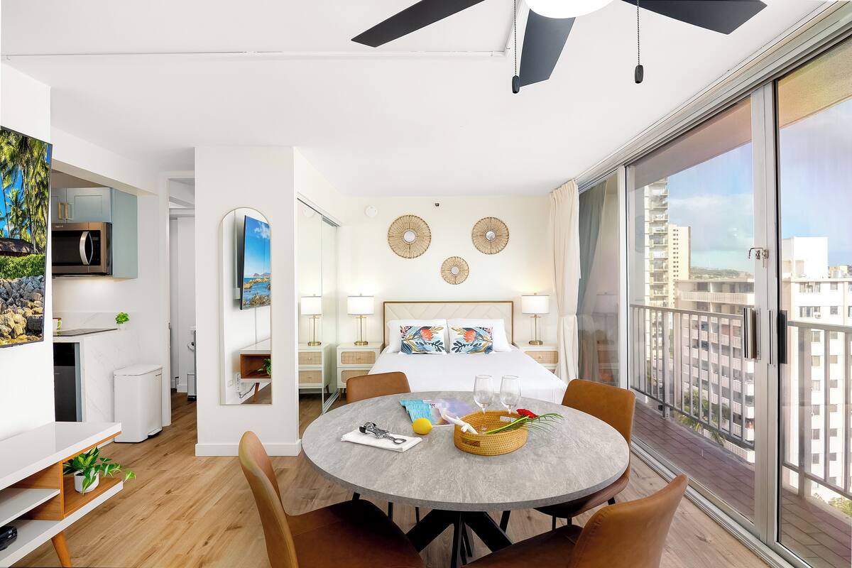 Studio, 1 Queen Bed with Sofa Bed, Partial Ocean View (0183) | ダイニングルーム