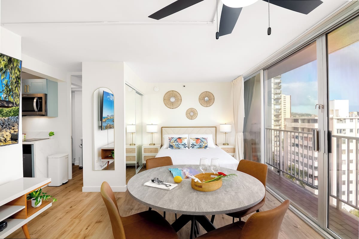 Studio, 1 Queen Bed with Sofa Bed, Partial Ocean View (0183) | Comedor