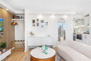 Estudio Premium, 1 cama King size, cocineta, vista parcial al océano (0158) | Área de sala de estar