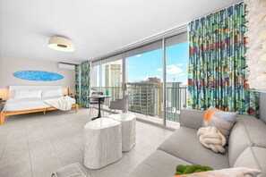 Studio, 1 King Bed, Ocean View (0180)