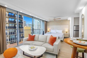 Luxury Studio, 1 King Bed, Kitchenette, City View (0047) | Living area