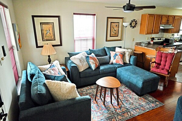 Smart TV, chimenea y libros 