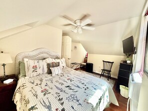 3 bedrooms, desk, iron/ironing board, free WiFi - Ready for the 4th! Check out our discounts and amenities… (Williamsport)
