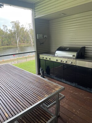 Outdoor dining - Marina Retreat at Waterfront Moama with access to the Murray River (moama)