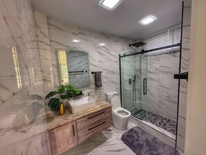Dusche, Haartrockner, Handtücher, Seife