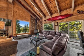 Smart TV, caminetto, videogiochi, lettore DVD