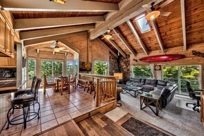 Smart TV, caminetto, videogiochi, lettore DVD