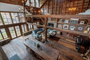 House - Renovated Grand Woodstock Barn (Bearsville)