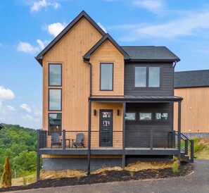 Exterior - The Cozy Nook~ NEW Luxurious Modern Retreat Cabin with Hot Tub, Game Room, Grill (Sevierville)