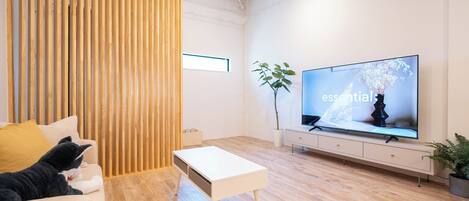 Biệt thự Superior | Khu phòng khách | TV màn hình phẳng 65-inch có truyền hình cáp